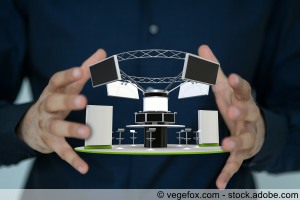 Werbeschilder bei einem mobilen Messestand