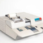 Bild: Olivetti Programma 101, Foto: Museo Nazionale della Scienza e della Tecnologia „Leonardo da Vinci“, Mailand, lizenziert unter CC BY-SA 4.0.