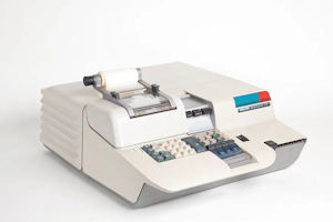 Bild: Olivetti Programma 101, Foto: Museo Nazionale della Scienza e della Tecnologia „Leonardo da Vinci“, Mailand, lizenziert unter CC BY-SA 4.0.