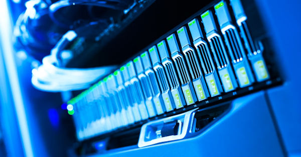 Blau beleuchteter Server-Rack it sichtbarerer Hardware in einem Rechenzentrum